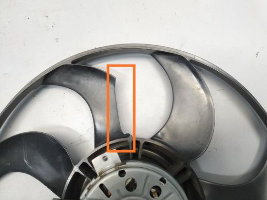 Крильчатка вентилятора охолодження права з ел. двигуном дефект Ford Edge '15-