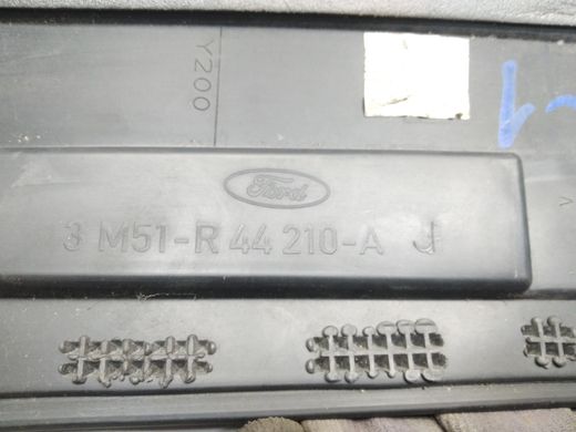 Спойлер кришки багажнику з повторювачем стопів дефект Ford Focus C-Max '03-'08