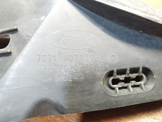 Уплотнитель крыло-капот левый Ford Mondeo '07-'14