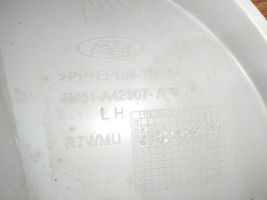 Обшивка кришки багажнику ліва 3, 5 дв. седани Ford Focus '04-'11