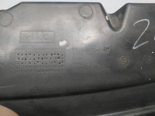 Дефлектор радиатора верх дефект 1.6 Ford Fiesta '13-