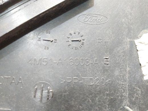 Треугольник заглушка крыла правого Ford Focus '04-'11