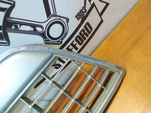 Решетка переднего бампера серая дефект Ford Mondeo '07-'10