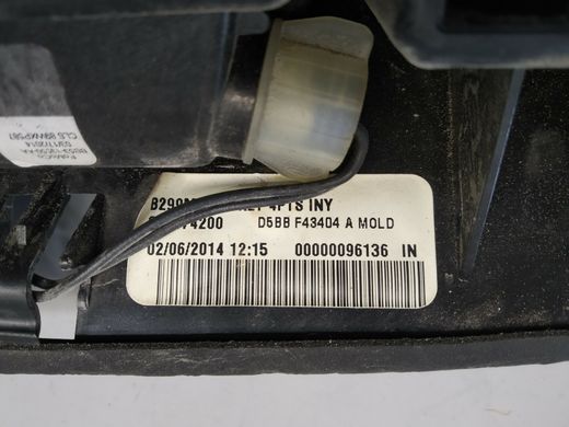 Планка ручки кришки багажника в зборі з кнопкою та плафонами осв. чорна UH 4 дв. седан без камери Ford Fiesta '13-