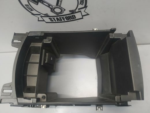 Відсік лоток центр. консолі з роз.12V/прикурюв. дефект Ford Edge '15-