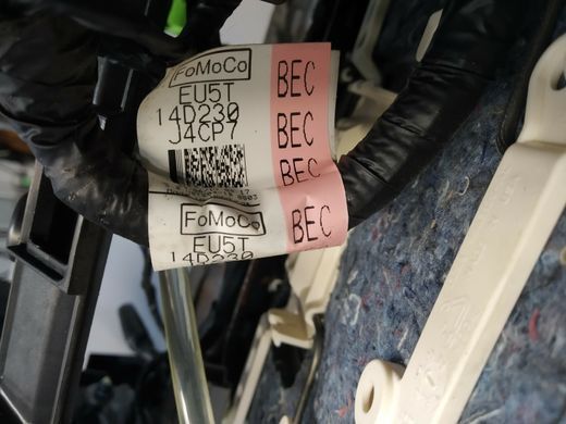 Сидение переднее правое с боков. сработавш. Airbag, по эл. подогревом, электр. регул. под чистку черн. ткань. Ford Edge '16-