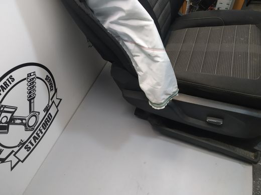 Сидение переднее правое с боков. сработавш. Airbag, по эл. подогревом, электр. регул. под чистку черн. ткань. Ford Edge '16-