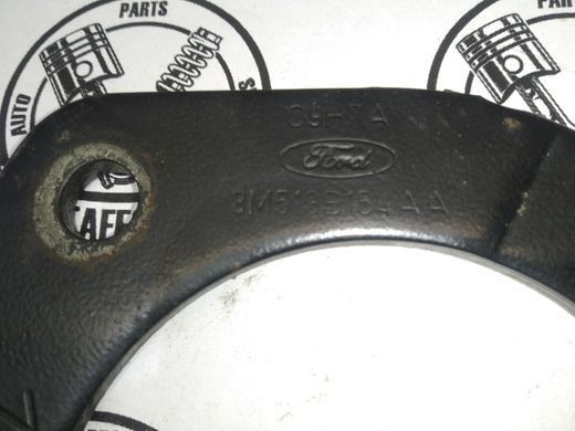 Кронштейн правый передней распорки стаканов Ford Focus '04-'11/C-Max '04-'10