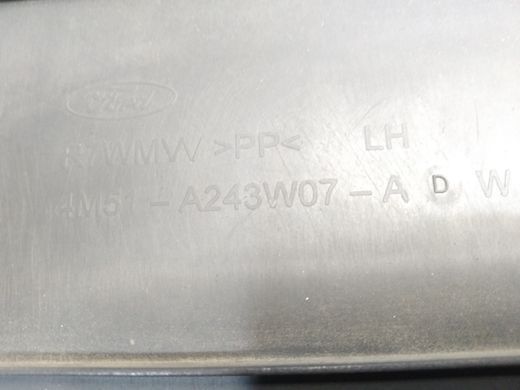 Обшивка нижня лівої центральної стойки дефект Ford Focus '04-'08